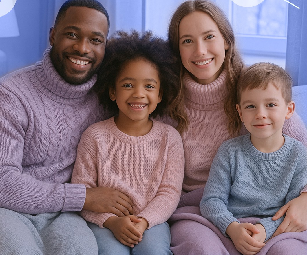 Família reunida no sofá sorrindo